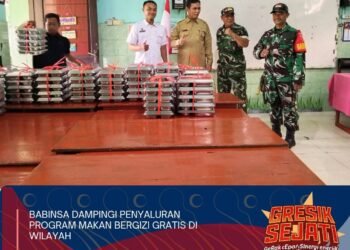 Babinsa Dampingi Penyaluran Program Makan Bergizi Gratis di Kecamatan Gresik: Menu Roti Burger, Telur Dadar, Tempe Goreng, Susu, serta Buah Anggur Segar