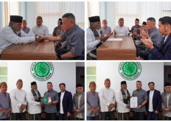 Raih Hidayah di Jumat Berkah, Pria Asal Surabaya Ucap Dua Kalimat Syahadat di Hadapan Ketua Umum MUI Gresik KH. Ainur Rofiq Thoyyib