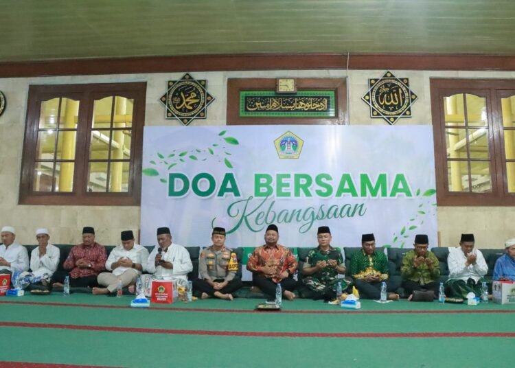 Bupati Gresik Bersama Ulama dan Masyarakat Lakukan Doa Bersama di Masjid Jami’: Satukan Rasa untuk Kedamaian