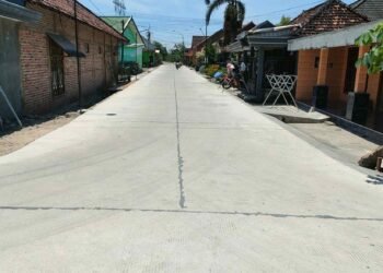 Duh Senangnya Warga Ngampel Balongpanggang: Akses Jalan Desa Mulus, Aktivitas Ekonomi Lancar Jaya
