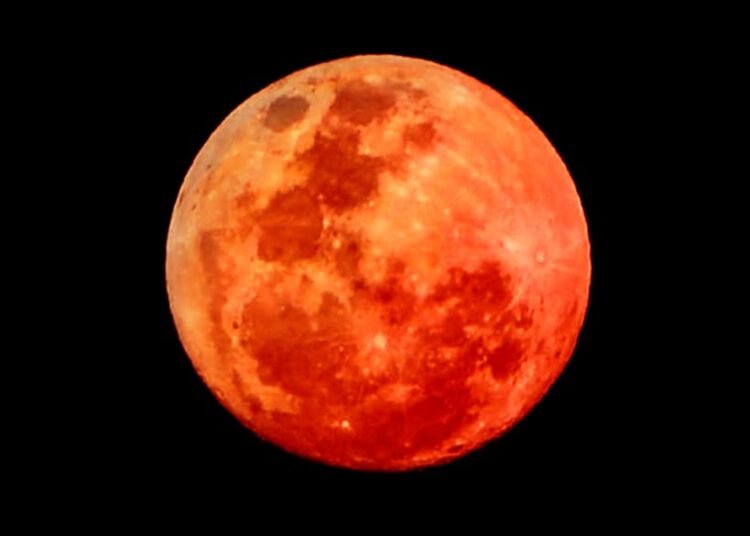 MEMBURU BULAN MERAH DARAH