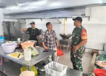 Dukung Program Pemerintah, Babinsa Kebomas Pastikan MBG Sehat dan Tepat Waktu