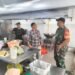 Dukung Program Pemerintah, Babinsa Kebomas Pastikan MBG Sehat dan Tepat Waktu