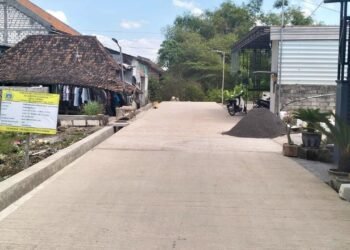 Dana Bantuan Khusus Bikin Jalan Desa Cermen Kedamean Mulus