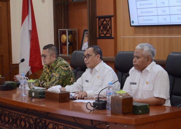 Pemkab Gresik Serius Bahas Stabilisasi Harga dan Pasokan Bahan Pokok di Pulau Bawean Akibat Terdampak Cuaca Buruk