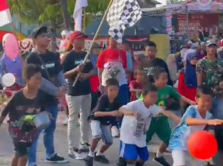 Warga Dermo Benjeng Akhiri Perayaan HUT RI dengan Jalan Sehat Bersama