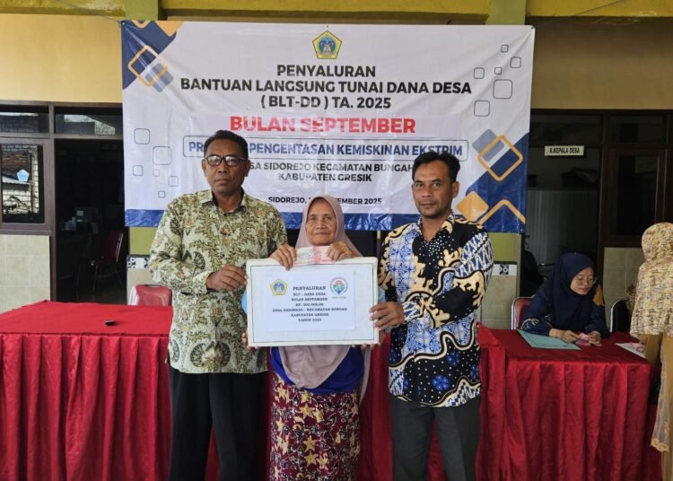 Salurkan Bansos BLT DD, Pemdes Sidorejo Bungah Bikin Puluhan Warganya Sumringah