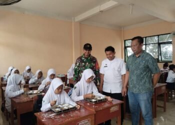 Babinsa Kedamean Dampingi Penyaluran Perdana Makanan Bergizi Gratis di SMP Al Musthofa