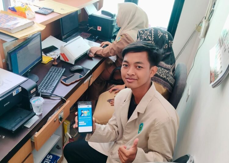 Pemdes Lowayu Apresiasi Inovasi Mahasiswa KKN UQ Bungah Ciptakan Layanan Desa Berbasis Digital