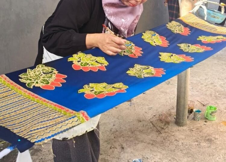 Wow, Batik Produksi Desa Balongtunjung Benjeng Dijadikan Seragam Guru dan Ikut Pameran di Jakarta