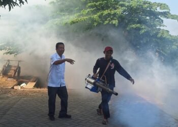 Berantas Demam Berdarah, Pemdes Boboh Menganti Lakukan Fogging Massal