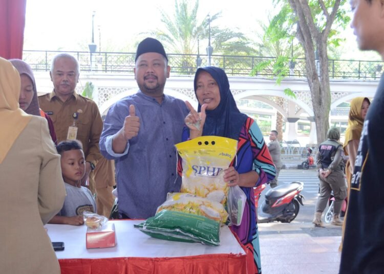 Alhamdulillah, Pemkab Gresik Kembali Gelar Gerakan Pangan Murah: 8 Ton Beras, Gula, dan Minyak Goreng Ludes Semua !!