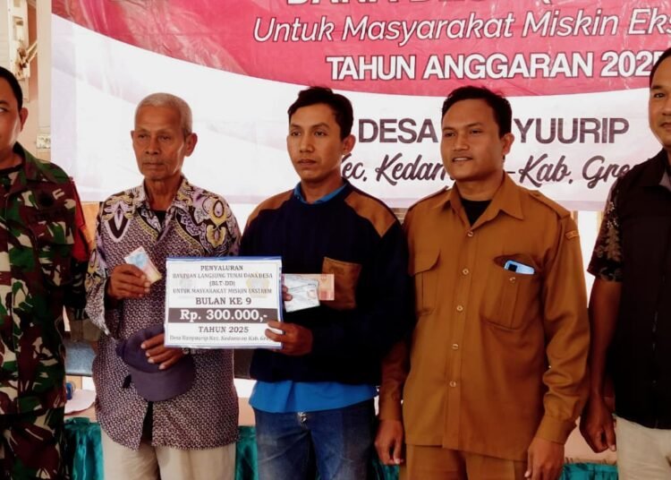 Entas Kemiskinan Ekstrim, Pemdes Banyuurip Kedamean Salurkan BLT-DD kepada Puluhan warga