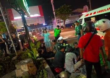 Satlantas Polres Gresik Bersama Warga dan Ojol Sigap Selamatkan Korban Kecelakaan