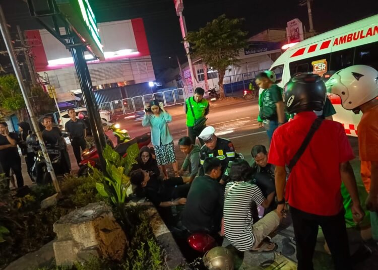 Satlantas Polres Gresik Bersama Warga dan Ojol Sigap Selamatkan Korban Kecelakaan