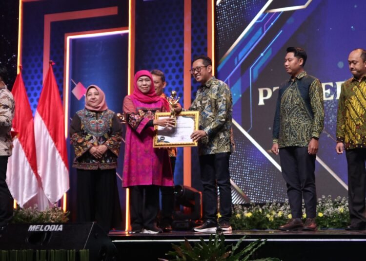 Jawa Timur Catat Investasi Rp 74,69 Triliun Semester I 2025, JIIPE SEZ Terima Investment Award 2025 Kategori PMDN