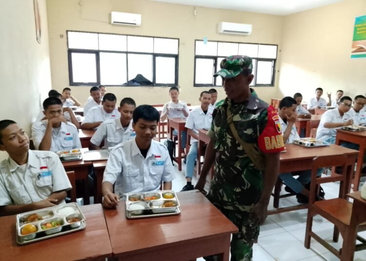 Babinsa Tulus Ikhlas Dampingi Distribusi Makan Bergizi Gratis di SMK PGRI 1 Gresik: Pastikan Aman, Sehat, dan Tepat Sasaran