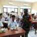 Babinsa Tulus Ikhlas Dampingi Distribusi Makan Bergizi Gratis di SMK PGRI 1 Gresik: Pastikan Aman, Sehat, dan Tepat Sasaran