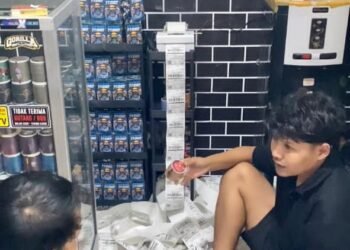 Ketika Benang Layangan Menjadi Benang Rezeki Seorang Pemuda Watuagung Mengare: Raup Omzet Rp110 Juta dalam sebulan