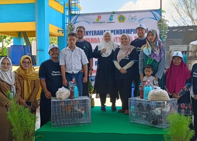 Patut Dicontoh !! Pemdes Randuboto Bagikan Ayam Petelur Tingkatkan Kesejahteraan Warga