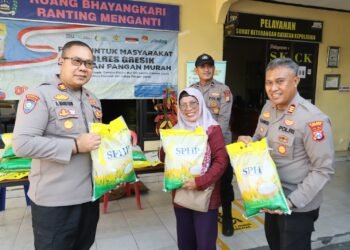 Polres Gresik Hadir untuk Masyarakat, Puluhan Sak Beras Murah Ludes dalam Momen Hari Pangan Sedunia