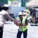 Meski Cuaca Panas Ekstrem, Satlantas Polres Gresik Penuh Semangat Bagikan Makanan di Jalan Raya