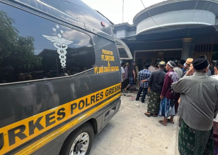 Kepedulian Polres Gresik Antar Jenazah Pahlawan Devisa Asal Lowayu hingga Rumah Duka