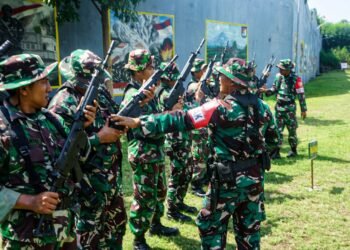 Dandim Gresik Pimpin Langsung Latihan Menembak di Lapangan Tembak Sawunggaling Wonokromo Surabaya