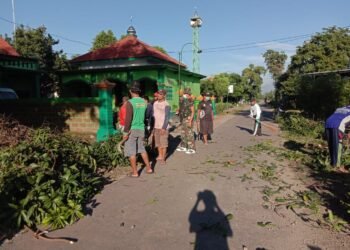 Babinsa Dukun Bersama Warga Gotong Royong Pangkas Ranting Pohon yang Bahayakan Pengguna Jalan