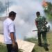 Bakti TNI Koramil Manyar Bantu Warga Lakukan Fogging di Desa Gumeno Cegah Demam Berdarah