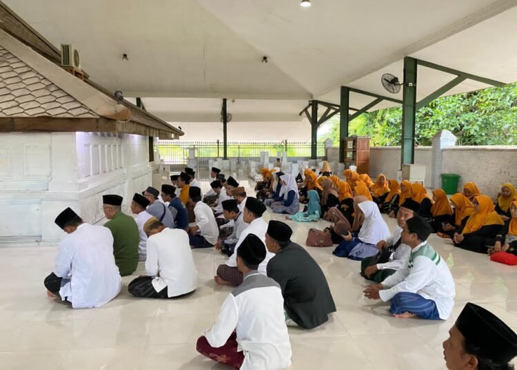 Hadapi Tahun Ajaran Baru, YPP Alkarimi Gelar Napak Tilas dan Ziarah ke Muassis Dzuhriyyah Ponpes Al Karimi