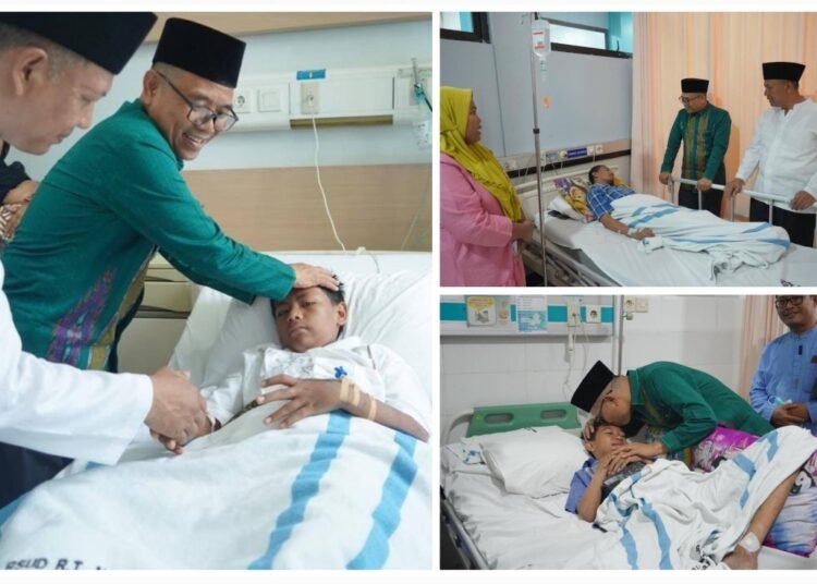 Berikan Motivasi dan Tali Asih, Kakanwil Kemenag Jatim Jenguk Santri Al Khoziny di RSUD RT Notopuro Sidoarjo
