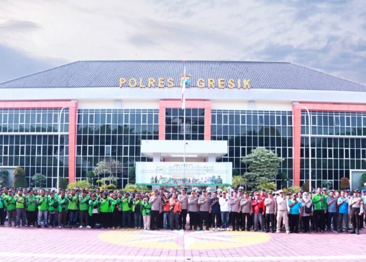 Polres Gresik Gandeng Buruh dan Ojek Online dalam Apel Kebangsaan Wujudkan Kota Santri Aman Kondusif Penuh Persaudaraan