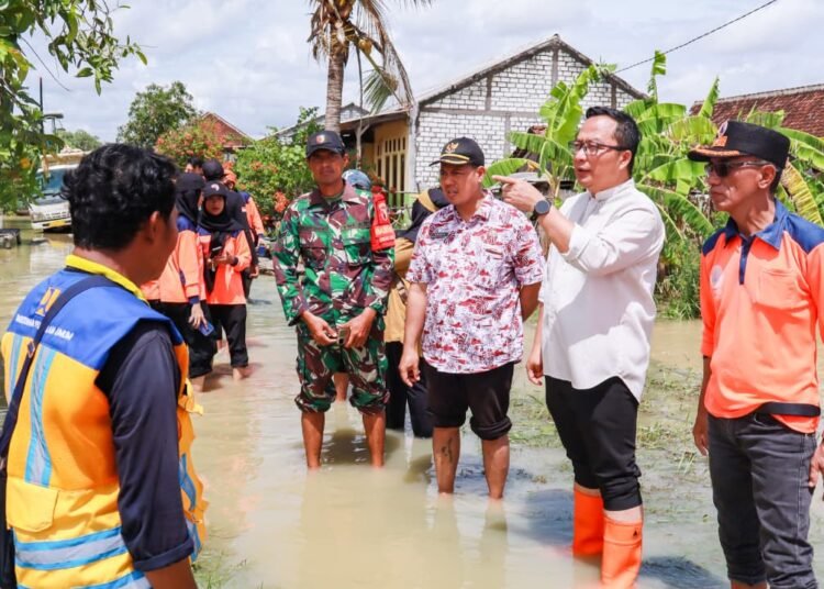 Tinjau Banjir di Desa Glindah, Wabup Gresik Tegaskan Perbaikan Tanggul Kali Lamong Dilakukan Segera