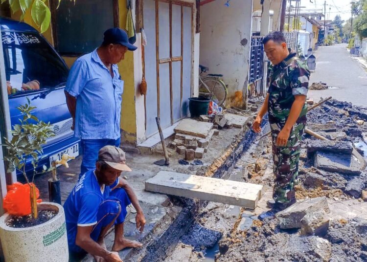 Kades Sidomulyo Sidayu Apresiasi Babinsa Turun Langsung Bantu Warga Pasang Gorong-Gorong