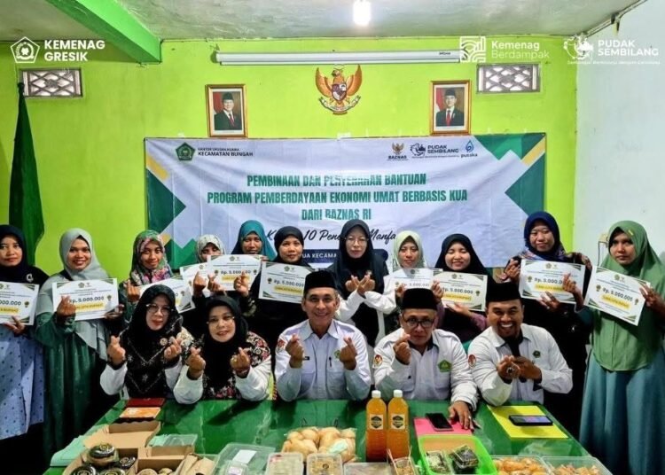 KUA Bungah Gandeng BAZNAS Salurkan Bantuan Pemberdayaan Ekonomi Umat kepada Pelaku UMKM