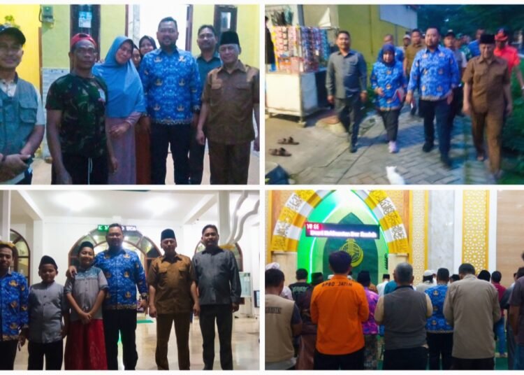 Usai Sambang Korban Puting Beliung, Bupati Gresik Sholat di Masjid Jami’ Asy-Syaribah Melirang Kulon