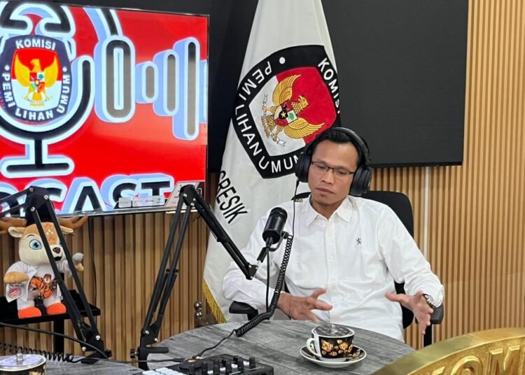 Bawaslu Gresik Habibur Rohman Ajak Publik Peduli Data Pemilih saat Podcast di KPU