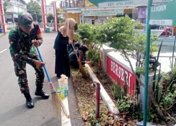 Babinsa Sidayu Gelar Baksos Bersihkan Lingkungan Bersama Mahasiswa KKN di Desa Mriyunan