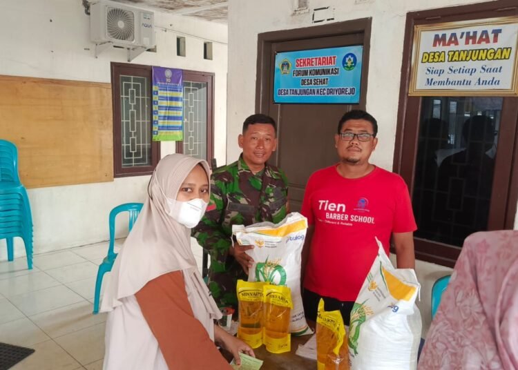 Ringankan Beban Masyarakat di Pengujung Tahun, Pemdes Tanjungan Driyorejo Gelontor Bantuan Beras dan Minyak Goreng
