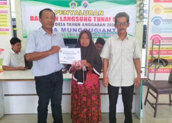 Cair !! Cukup Bawa KTP, Puluhan Warga Munggugianti Benjeng Dapat BLT Rp300 Ribu per Orang