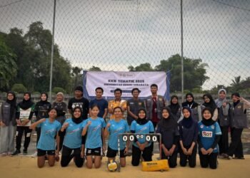 Istimewa !! Mahasiswa KKN UNESA Bantu Pemdes Bangeran Dukun Benahi Lapangan Voli Desa