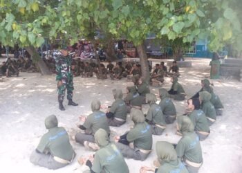 Koramil Panceng Gembleng Satpol PP Pelatihan PBB di Pantai Pasir Putih Dalegan