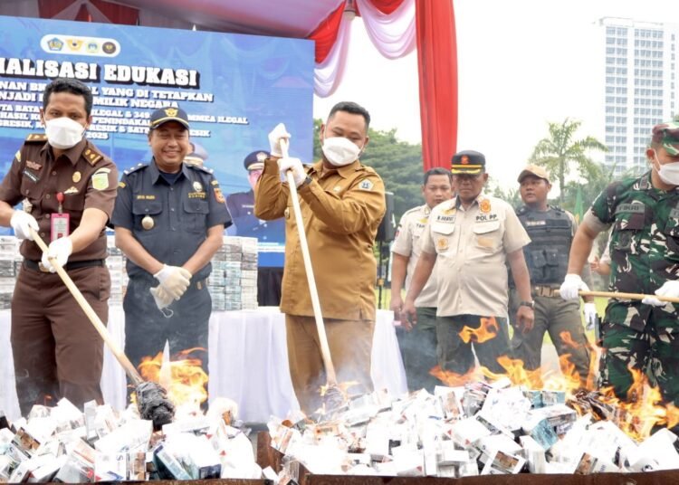 Bupati Gus Yani Musnahkan Jutaan Batang Rokok Ilegal dan Ratusan Liter Minuman Beralkohol