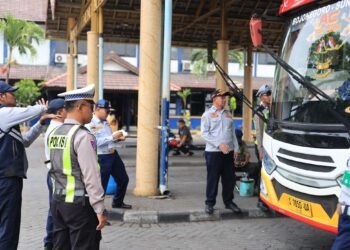 Jelang Nataru 2026, Satlantas Polres Gresik dan Dishub Gelar Pengecekan Keselamatan Kendaraan di Terminal Bunder