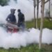 Cegah Demam Berdarah, Babinsa Duduksampeyan Dampingi Penyemprotan di Tambakrejo