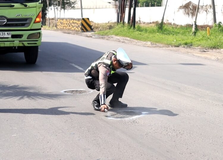 Tandai Jalan Berlubang, Langkah Cepat Polres Gresik agar Perbaikan Segera Dilakukan Demi Keselamatan Pengendara