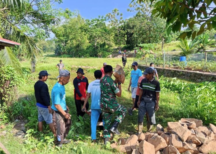 Karya Bakti, Babinsa Sangkapura Gotong Royong Bangun Saluran Irigasi Bersama Warga