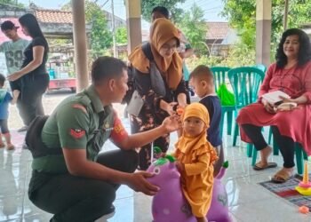 Dampingi Posyandu, Babinsa Driyorejo Dorong Terwujudnya Balita Sehat dan Berkualitas