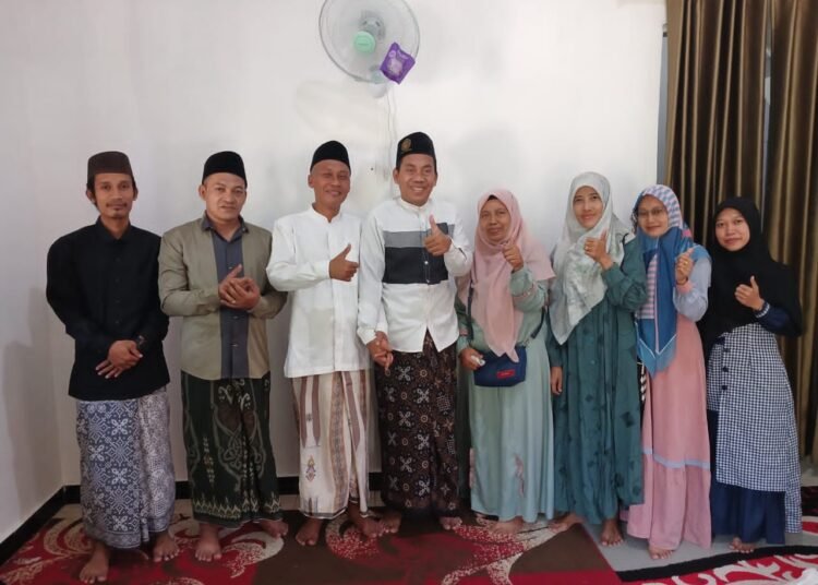 Penuh Kekeluargaan, Dewan Guru MI Alkarimi Gresik Ziarah Ibadah Umroh ke Pengasuh Pondok